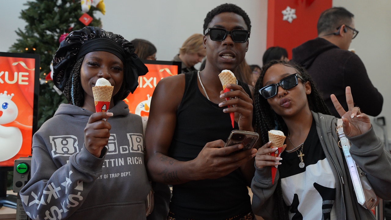 Cerimônia de grande abertura MIXUE com corte de fita e mascotes gigantes de boneco de neve